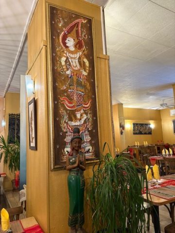 Banthai Toulon est le lieu incontournable pour savourer une cuisine thaïlandaise authentique au cœur de Toulon. Notre restaurant vous propose un voyage culinaire en Thaïlande grâce à des plats traditionnels préparés avec des ingrédients frais et de qualité. Que vous soyez un amateur de saveurs épicées, d’arômes exotiques ou de plats en sauce crémeuse, vous trouverez votre bonheur dans notre carte variée. Découvrez notre menu avec des spécialités comme le Pad Thaï, le Massaman curry, ou encore le Tom Yum !
