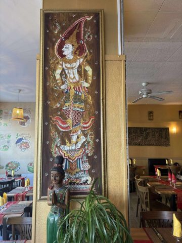 Banthai Toulon est le lieu incontournable pour savourer une cuisine thaïlandaise authentique au cœur de Toulon. Notre restaurant vous propose un voyage culinaire en Thaïlande grâce à des plats traditionnels préparés avec des ingrédients frais et de qualité. Que vous soyez un amateur de saveurs épicées, d’arômes exotiques ou de plats en sauce crémeuse, vous trouverez votre bonheur dans notre carte variée. Découvrez notre menu avec des spécialités comme le Pad Thaï, le Massaman curry, ou encore le Tom Yum !