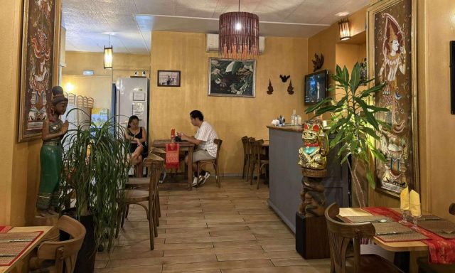Banthai Toulon est le lieu incontournable pour savourer une cuisine thaïlandaise authentique au cœur de Toulon. Notre restaurant vous propose un voyage culinaire en Thaïlande grâce à des plats traditionnels préparés avec des ingrédients frais et de qualité. Que vous soyez un amateur de saveurs épicées, d’arômes exotiques ou de plats en sauce crémeuse, vous trouverez votre bonheur dans notre carte variée. Découvrez notre menu avec des spécialités comme le Pad Thaï, le Massaman curry, ou encore le Tom Yum !