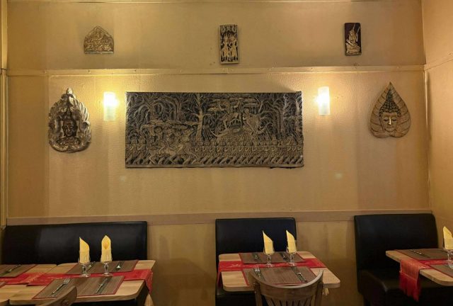 Banthai Toulon est le lieu incontournable pour savourer une cuisine thaïlandaise authentique au cœur de Toulon. Notre restaurant vous propose un voyage culinaire en Thaïlande grâce à des plats traditionnels préparés avec des ingrédients frais et de qualité. Que vous soyez un amateur de saveurs épicées, d’arômes exotiques ou de plats en sauce crémeuse, vous trouverez votre bonheur dans notre carte variée. Découvrez notre menu avec des spécialités comme le Pad Thaï, le Massaman curry, ou encore le Tom Yum !
