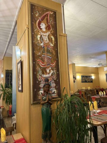 Banthai Toulon est le lieu incontournable pour savourer une cuisine thaïlandaise authentique au cœur de Toulon. Notre restaurant vous propose un voyage culinaire en Thaïlande grâce à des plats traditionnels préparés avec des ingrédients frais et de qualité. Que vous soyez un amateur de saveurs épicées, d’arômes exotiques ou de plats en sauce crémeuse, vous trouverez votre bonheur dans notre carte variée. Découvrez notre menu avec des spécialités comme le Pad Thaï, le Massaman curry, ou encore le Tom Yum !