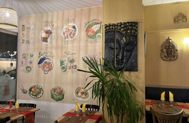 Banthai Toulon est le lieu incontournable pour savourer une cuisine thaïlandaise authentique au cœur de Toulon. Notre restaurant vous propose un voyage culinaire en Thaïlande grâce à des plats traditionnels préparés avec des ingrédients frais et de qualité. Que vous soyez un amateur de saveurs épicées, d’arômes exotiques ou de plats en sauce crémeuse, vous trouverez votre bonheur dans notre carte variée. Découvrez notre menu avec des spécialités comme le Pad Thaï, le Massaman curry, ou encore le Tom Yum !