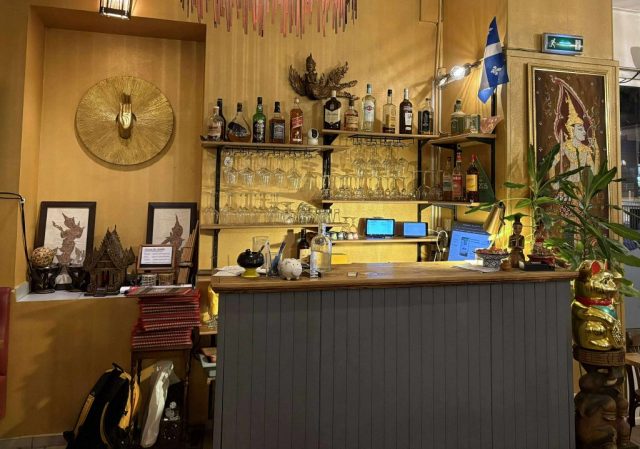 Banthai Toulon est le lieu incontournable pour savourer une cuisine thaïlandaise authentique au cœur de Toulon. Notre restaurant vous propose un voyage culinaire en Thaïlande grâce à des plats traditionnels préparés avec des ingrédients frais et de qualité. Que vous soyez un amateur de saveurs épicées, d’arômes exotiques ou de plats en sauce crémeuse, vous trouverez votre bonheur dans notre carte variée. Découvrez notre menu avec des spécialités comme le Pad Thaï, le Massaman curry, ou encore le Tom Yum !